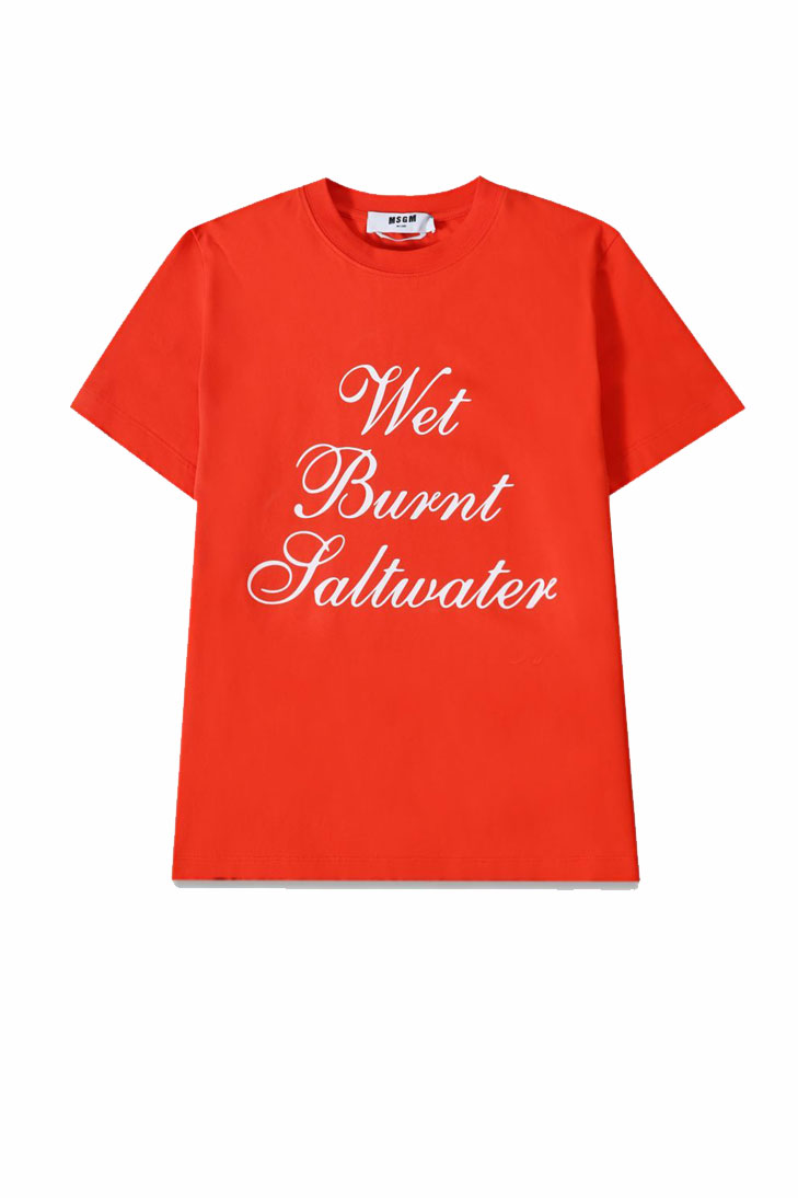 Футболка с надписью на груди