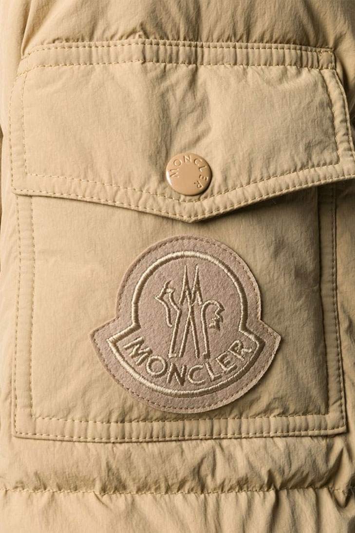 Пуховик MONCLER с капюшоном и нашивкой-логотипом