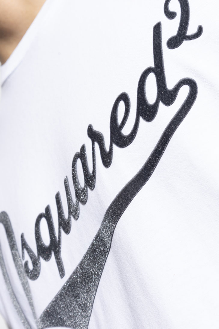 Футболка с логотипом из бархата