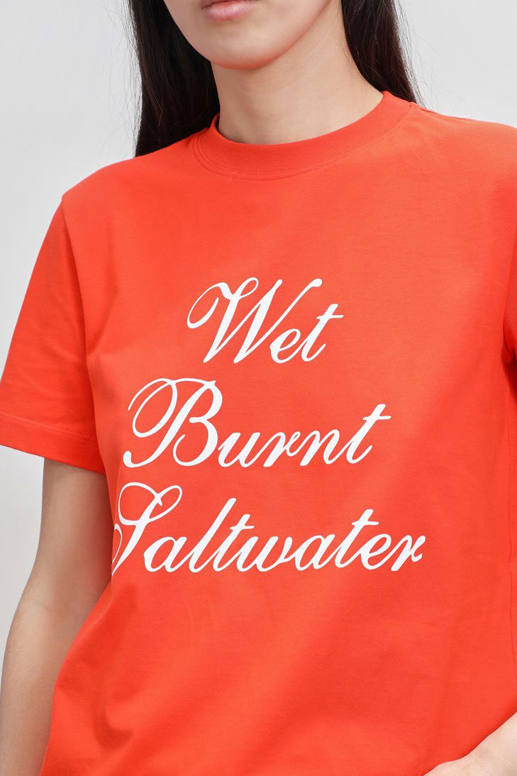 Футболка с надписью на груди