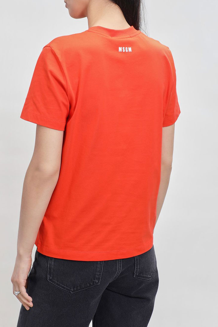 Футболка с надписью на груди