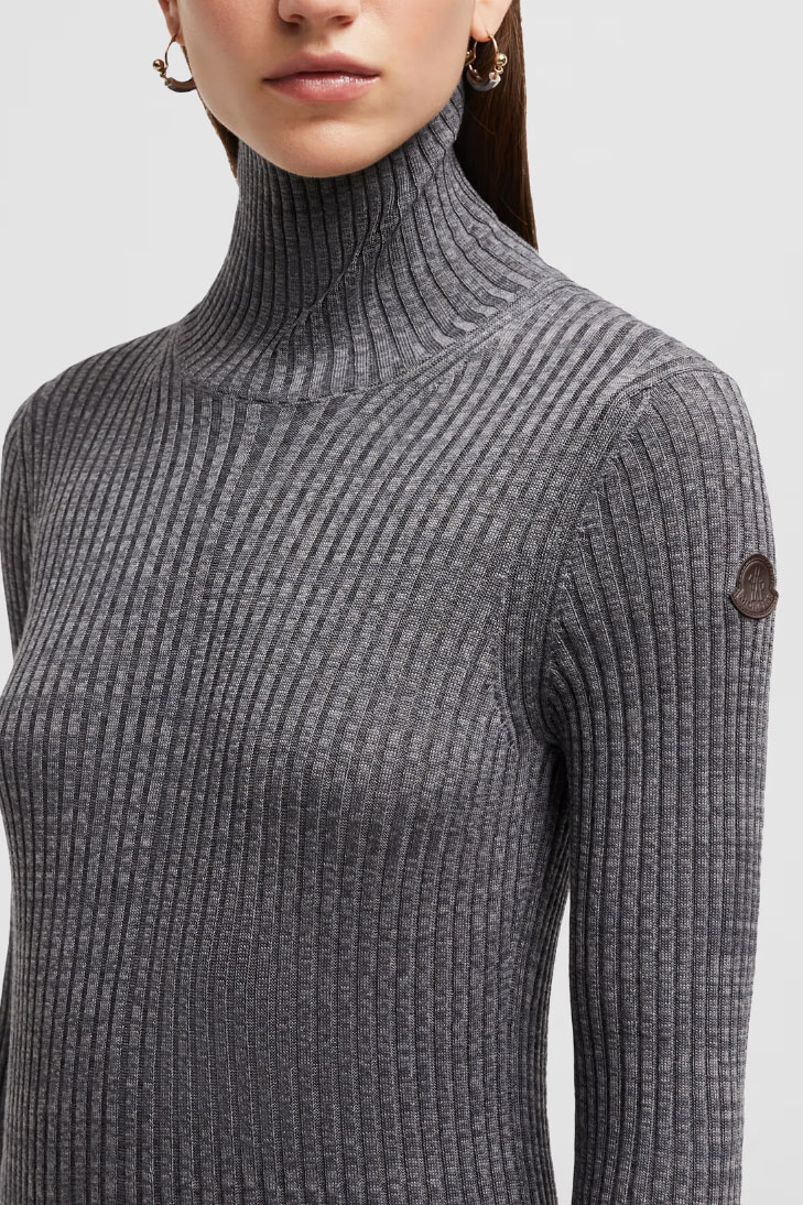 Шерстяное платье с воротником