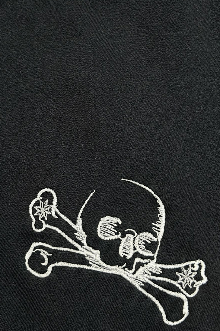 Футболка с надписью на спине