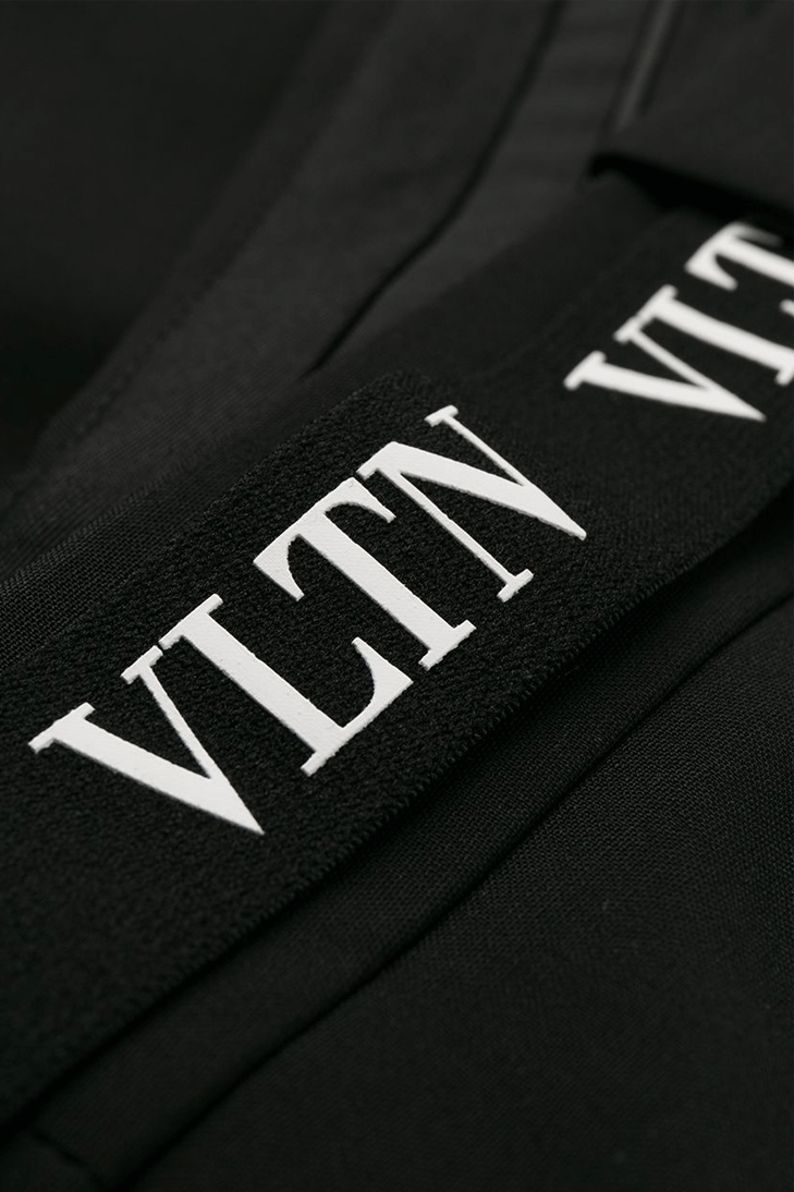 Брюки скинни с поясом и логотипом VLTN