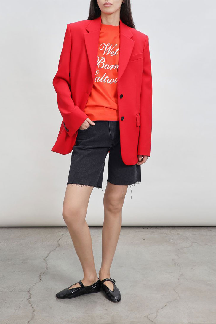 Футболка с надписью на груди