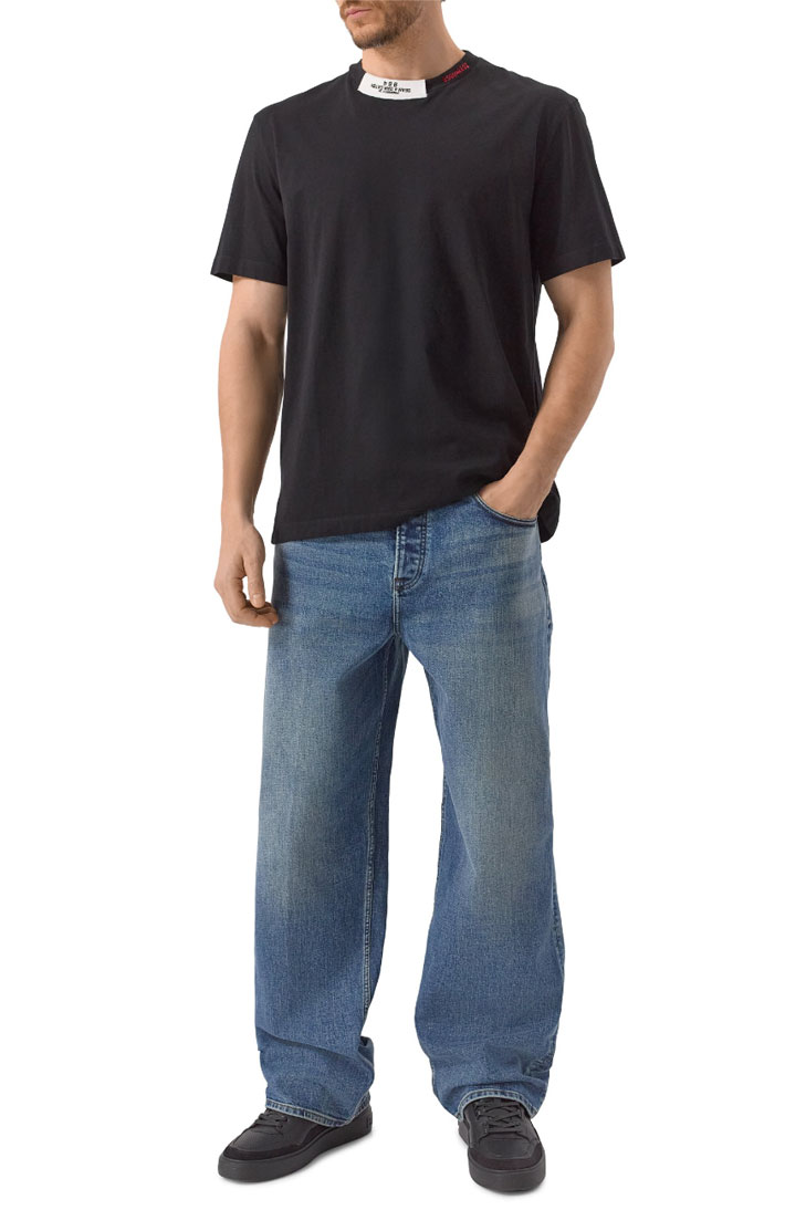 Футболка с вышитым логотипом