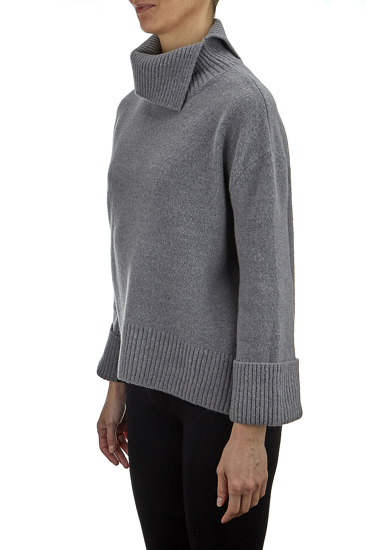 Джемпер с горловиной
